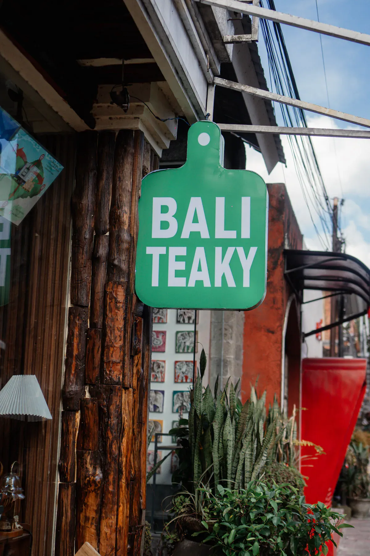티크 제품이 진열된 Bali Teaky 매장 내부